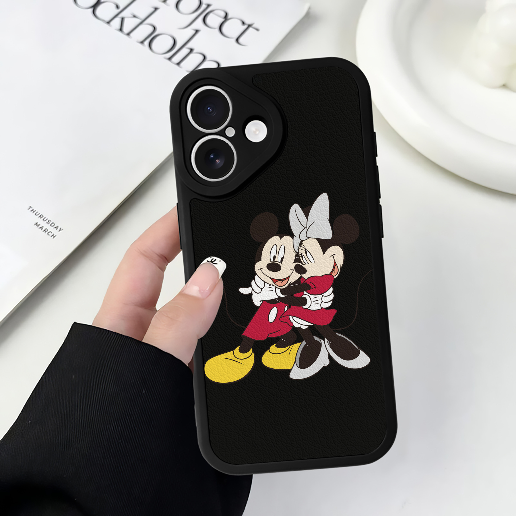 （画像用） ミッキーマウス Mickey Mouse 【iPhone 16シリーズ対応】シリコンスマホケース（レザー調） 材質：シリコン